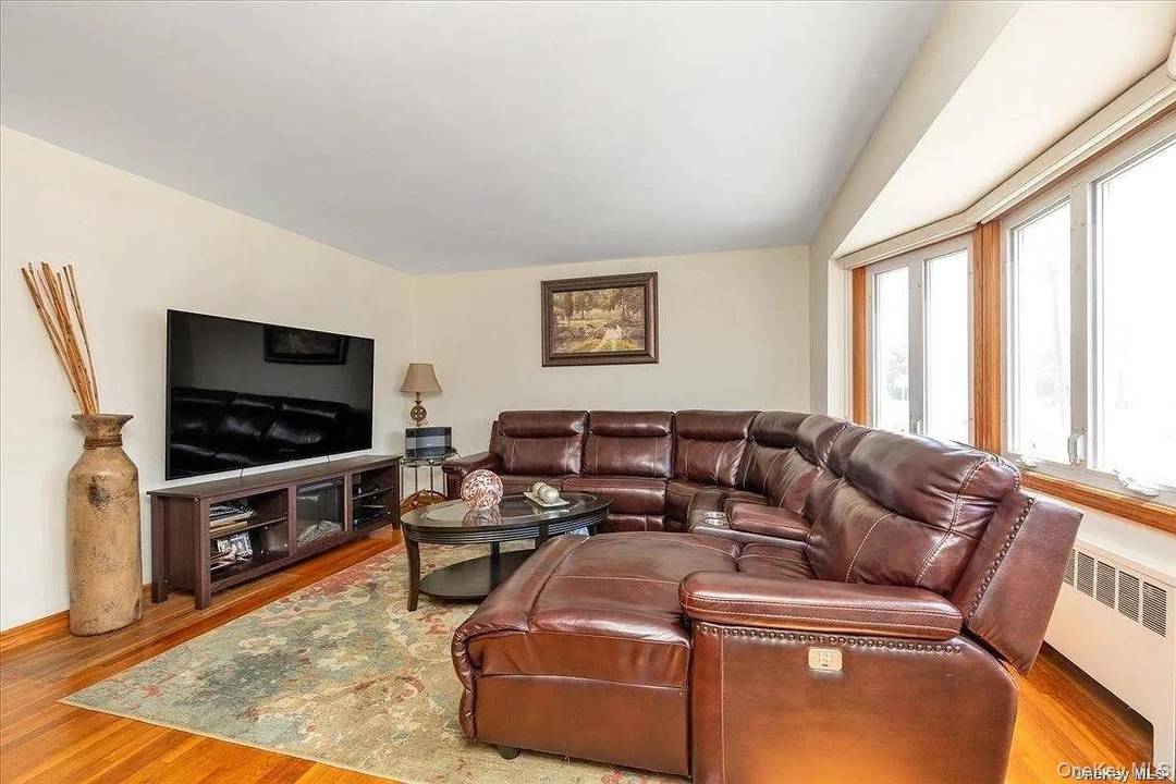 3 Beds, 1 bath. Landlord can include basement for additional 600 monthly.