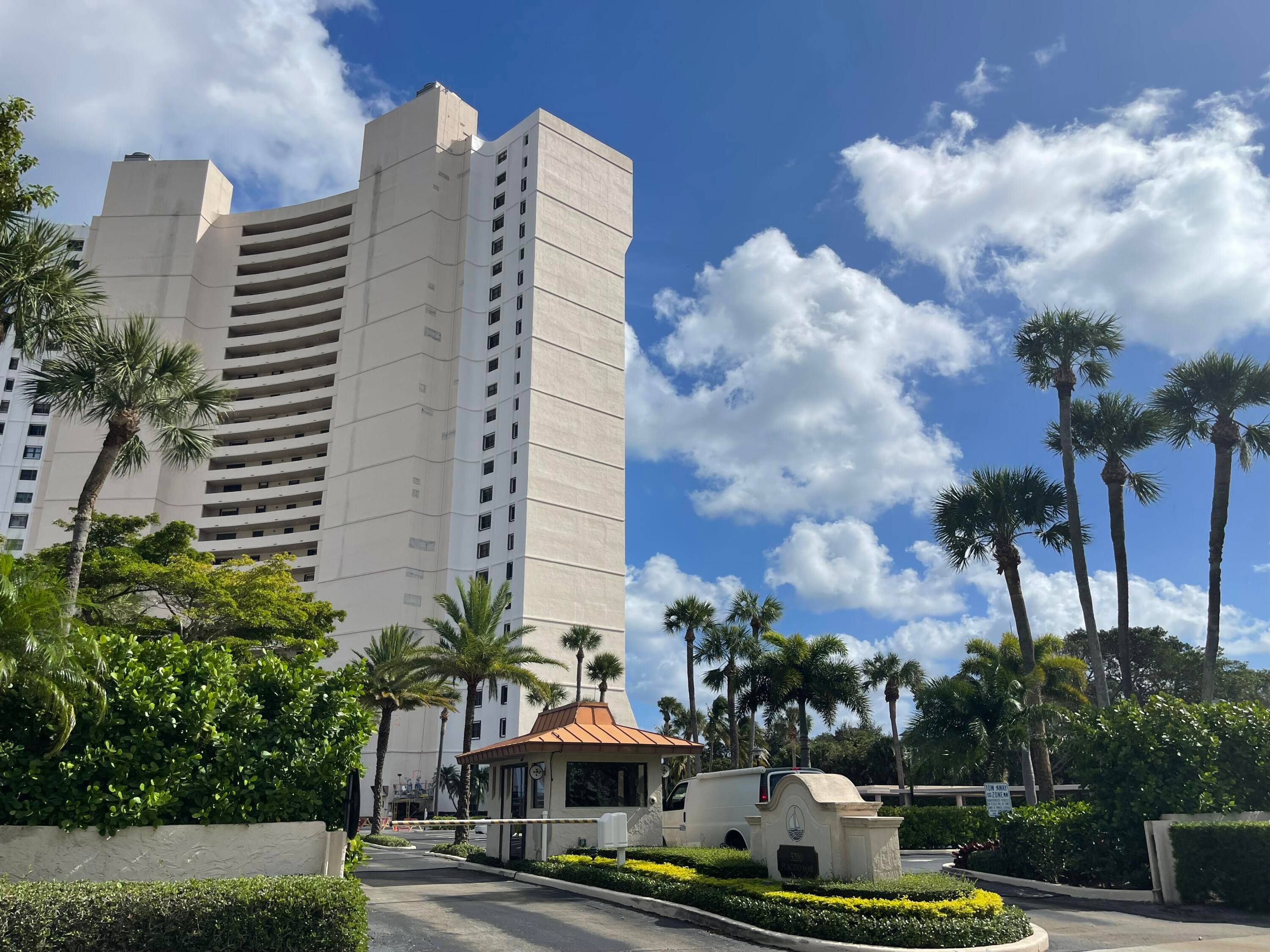 Magnificient Waterviews of the intracoastal Palm Beach Island.
