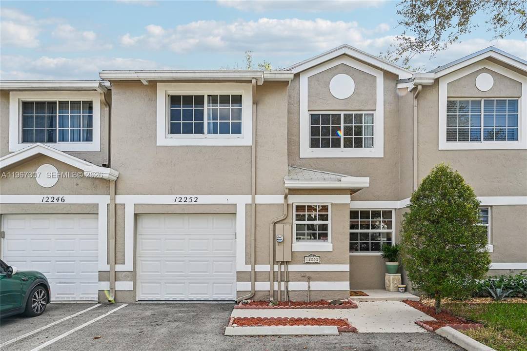 Stunning 3 bed, 2. 5 bath Cooper City townhouse in a top A school district !