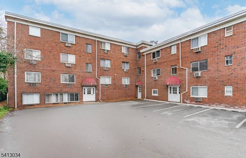 A rare find ! Here is Apt D3 that offers 2 bedrooms, 1 bath and has large windows that provide abundant natural light throughout.