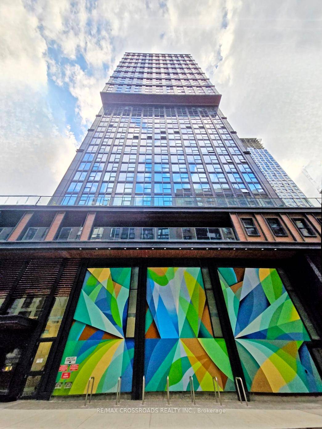 Stylish 2Bed 2Bath Unit In A Prime Downtown Location !