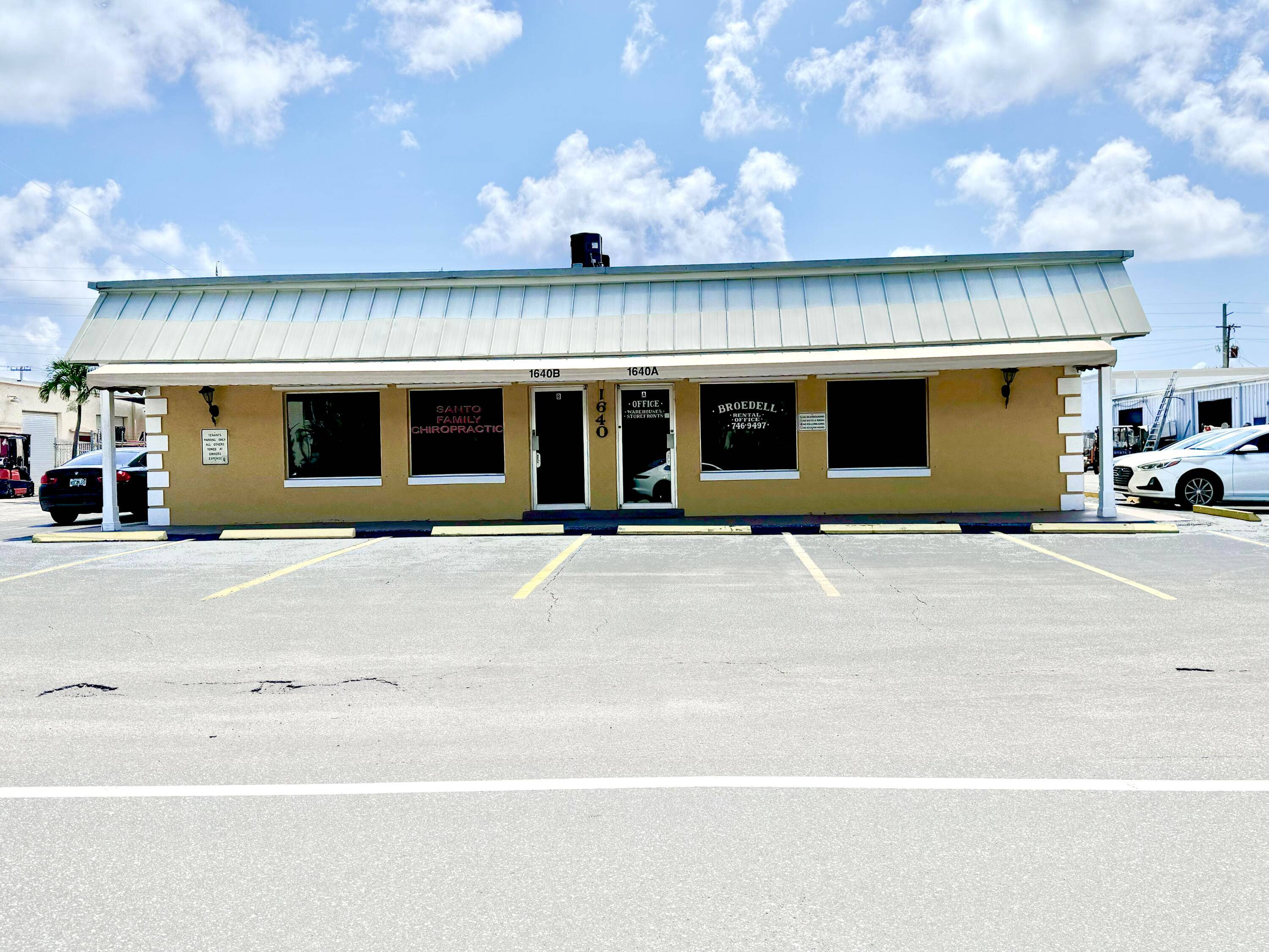 Industrial building in the heart of Tequesta full occupancy.