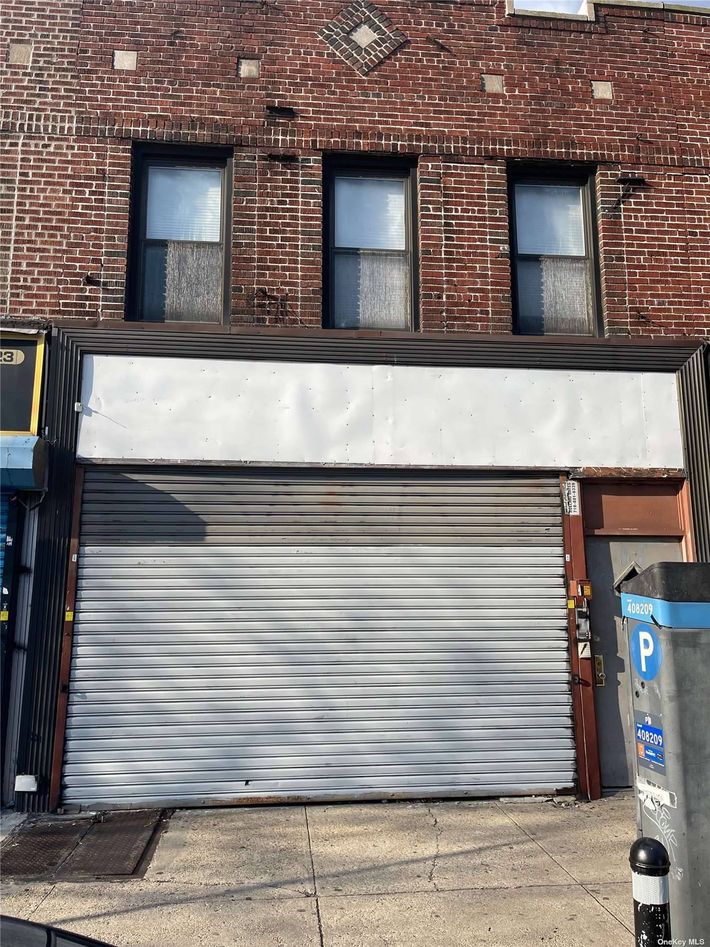 Beautiful store front in excellent on busy Jamaica avenue that's ideal for any type of business !