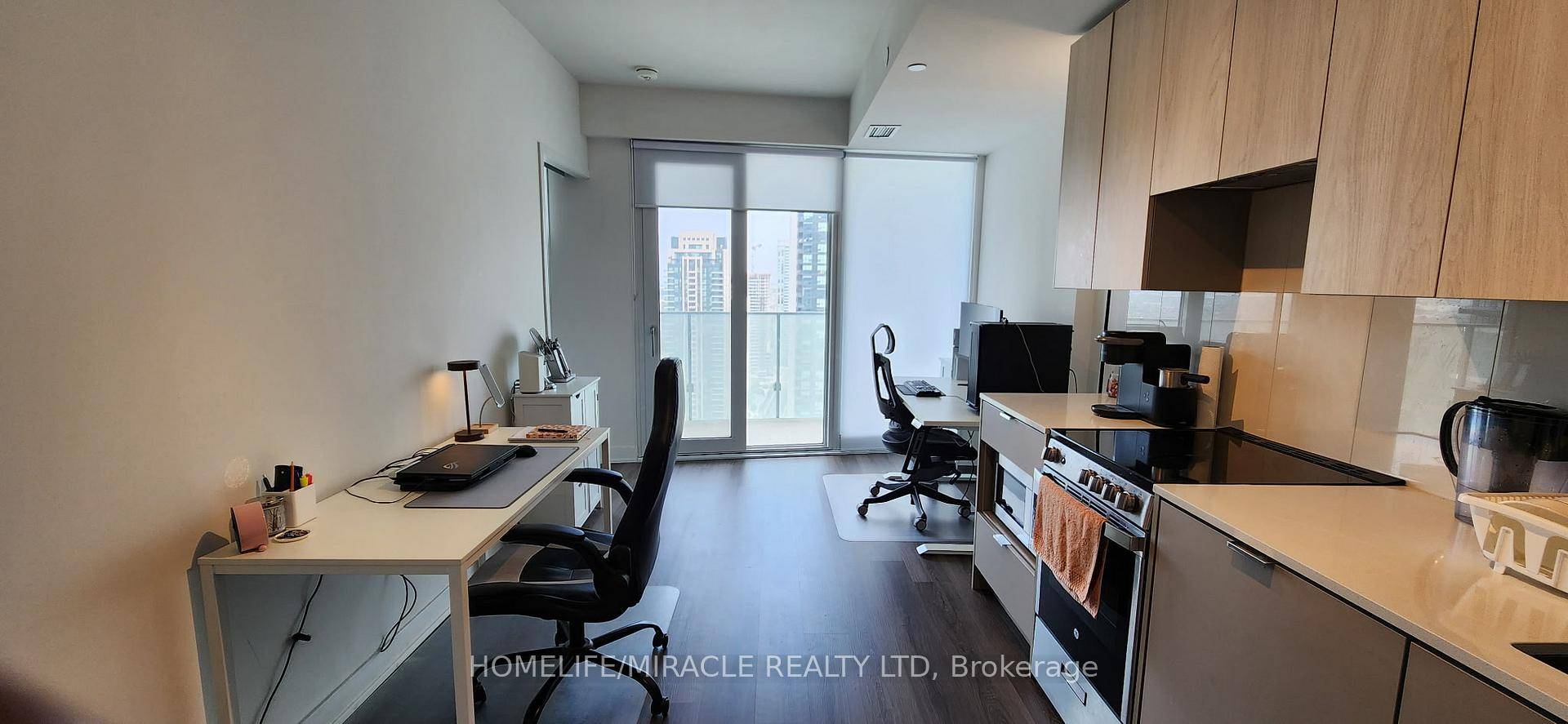 Welcome to M City condos located in the heart of Mississauga walking distance to Square One Mall High and finishing of entire building, UFT Mississauga Art Centre and Sheridan College ...