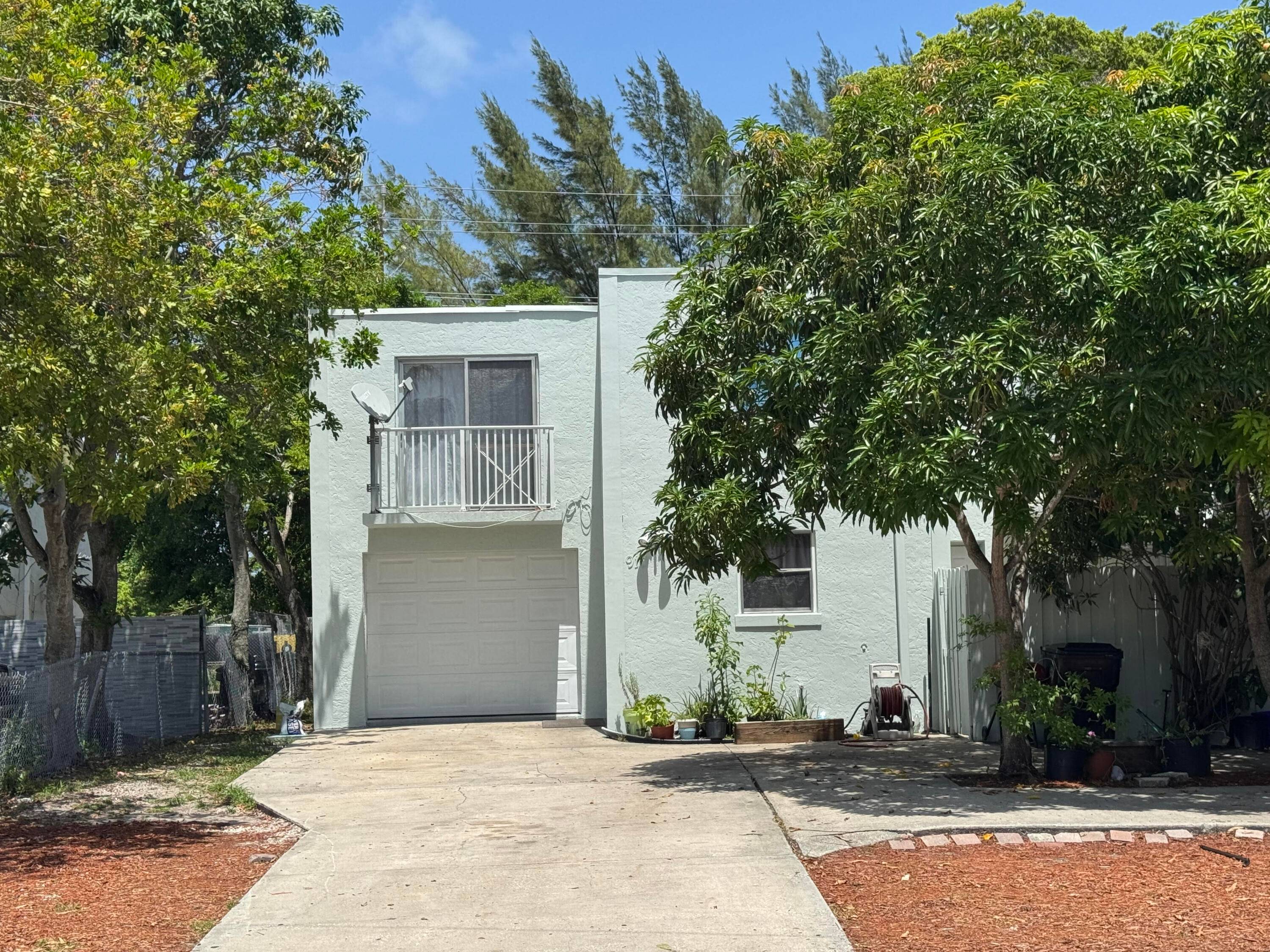 2 STORY TOWNHOUSE DUPLEX.