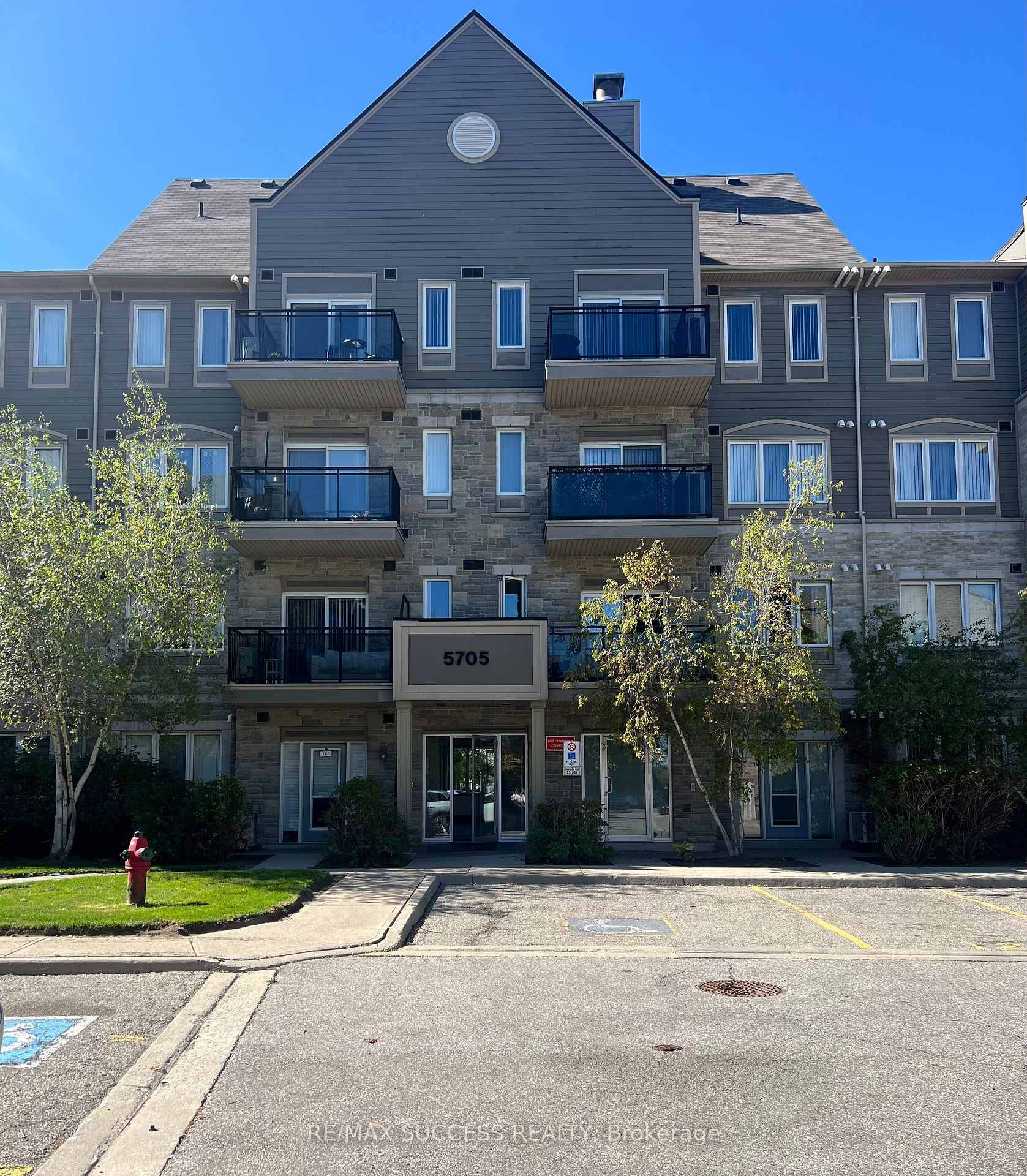Exceptional amp ; Stunning Daniels Luxury Built Unique Townhouse !