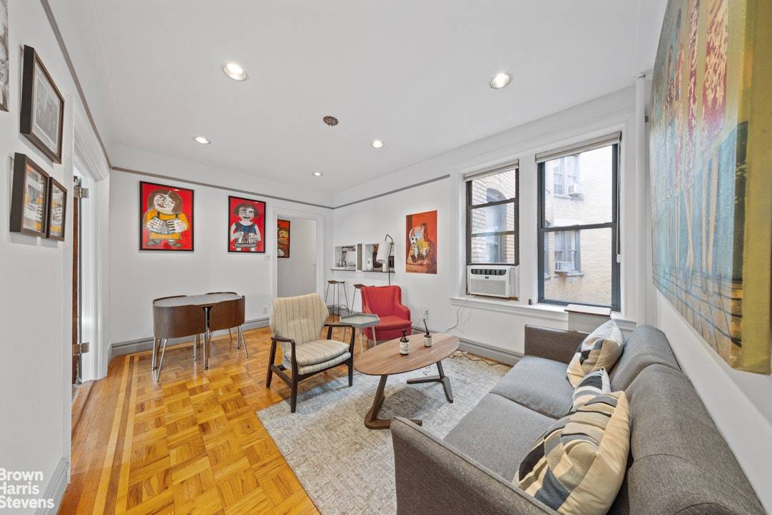 Charming UES 2BR ! Welcome home to this charming 2BR 1BA co op located on one of the best blocks on the Upper East Side !