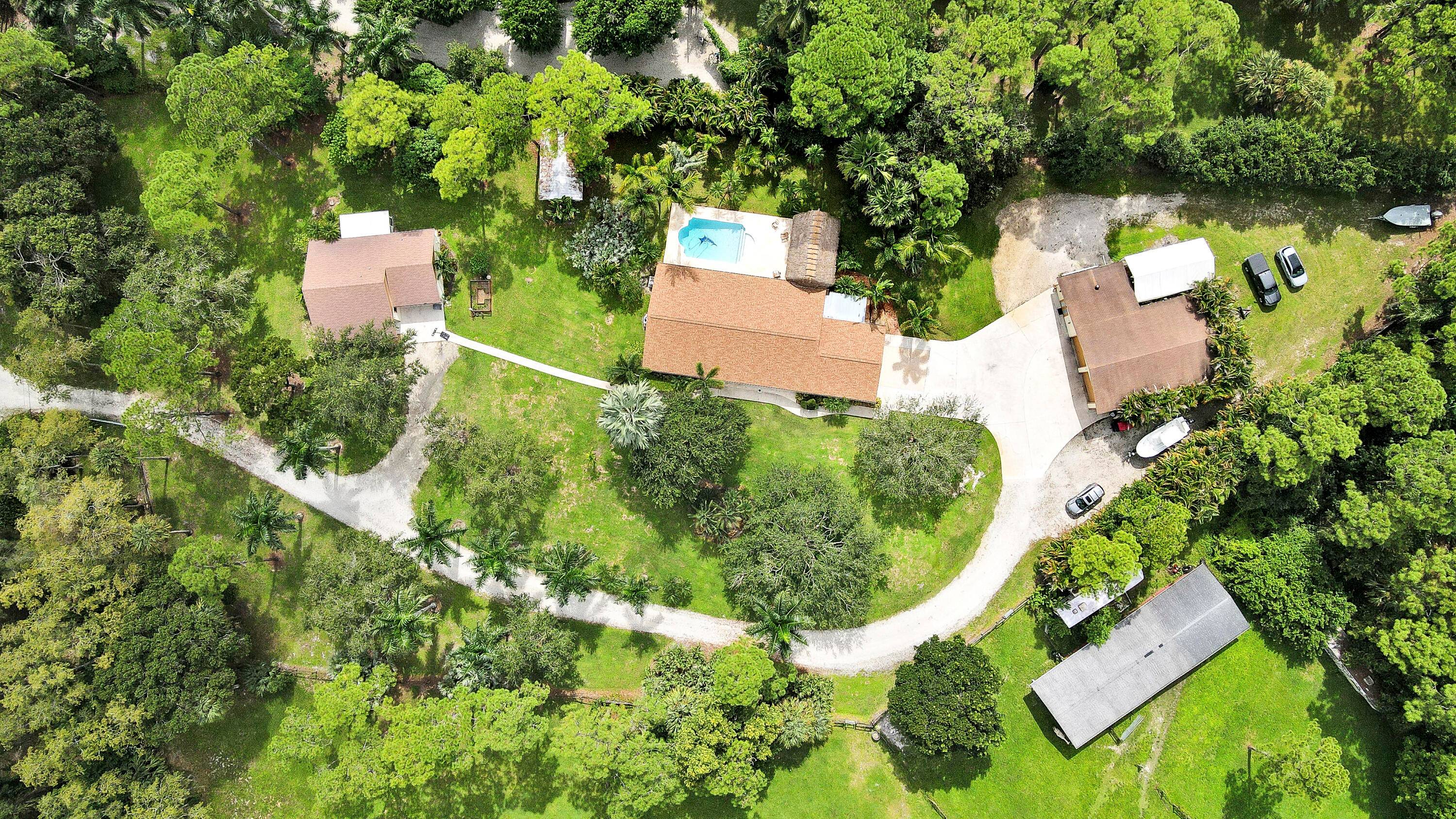 Welcome to your own private tropical retreat !