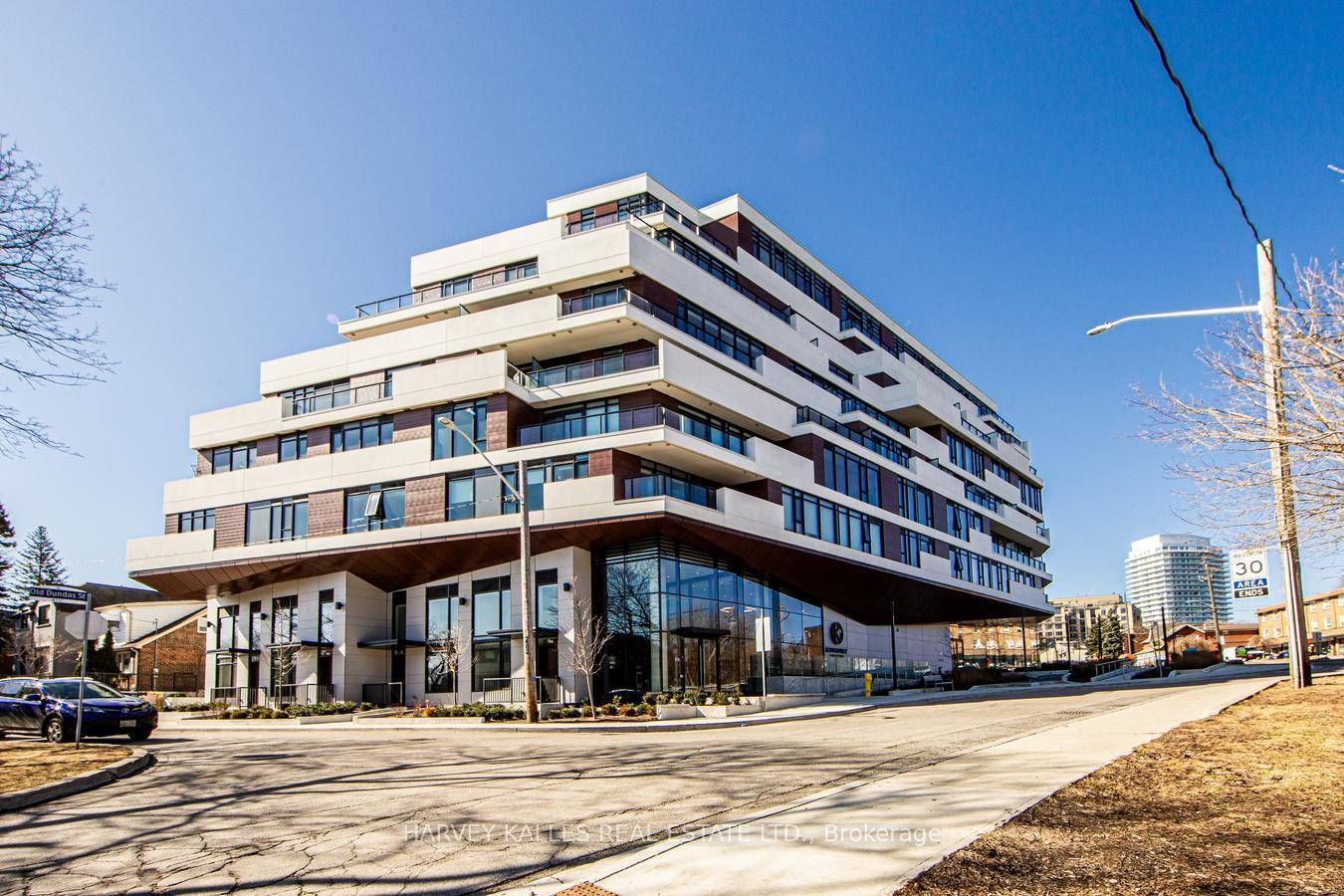 This stunning 1 bedroom, 2 bathroom boutique condo offers an exceptional blend of luxury and comfort in a prestigious neighborhood surrounded by the scenic beauty of the Humber River trails.