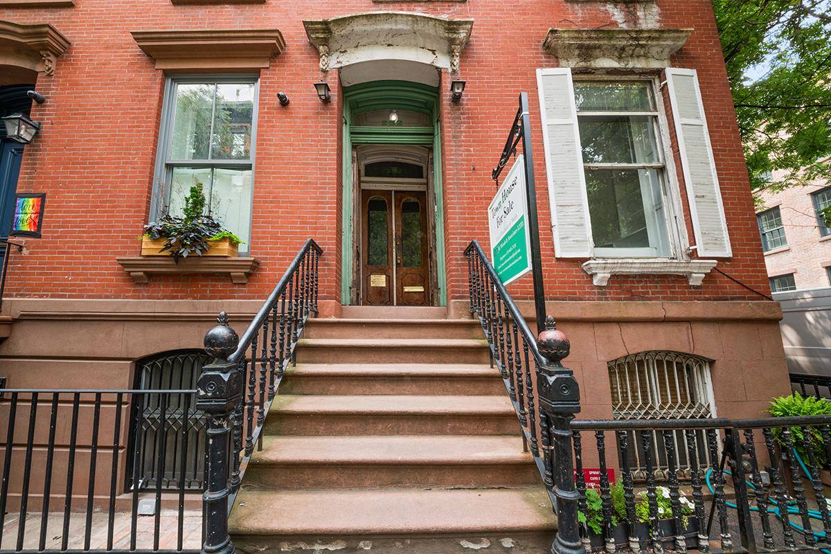 252 West 11th Street is ideally located on the recently featured block between West 4th and Waverly Place.