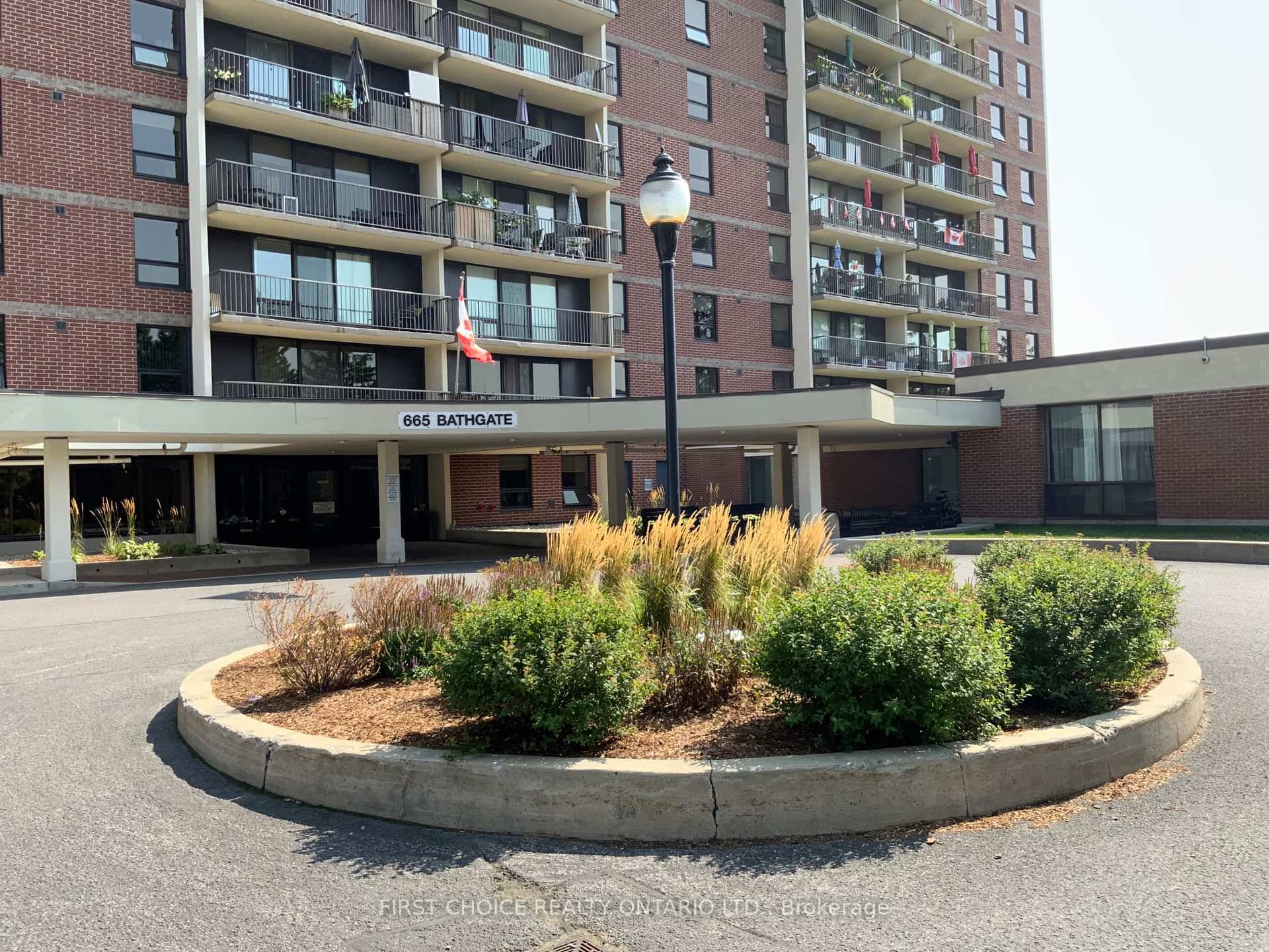 Move In Ready ! Professionally painted and in immaculate condition, this spacious two bedroom condo with den is waiting for you !