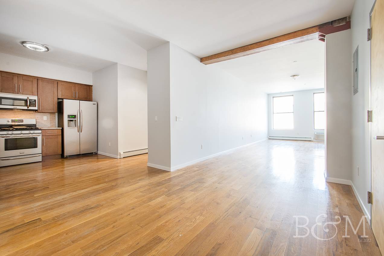 Spacious Loft Apartment in Prime North Williamsburg Available June 1st, 2025 Seize the opportunity to live in one of North Williamsburg s most sought after locations !