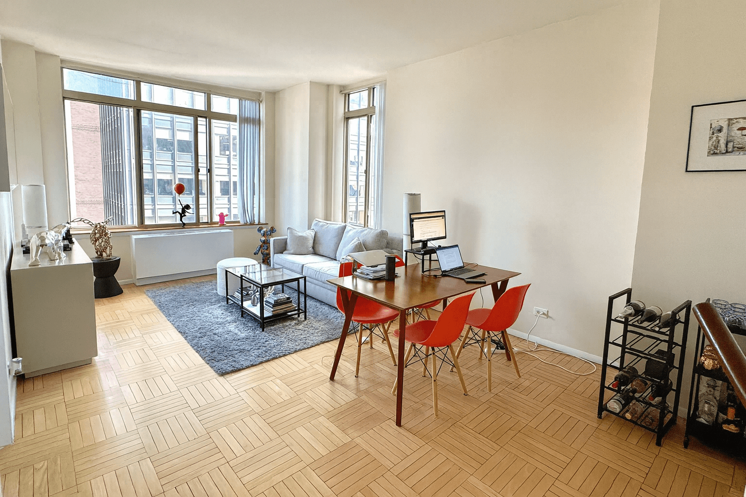 STUNNING HIGH FLOOR CORNER RESIDENCE WITH SWEEPING SKYLINE amp ; RIVER VIEWS Perched on the 34th floor, this elegant corner one bedroom home boasts expansive northeast exposures with breathtaking views ...