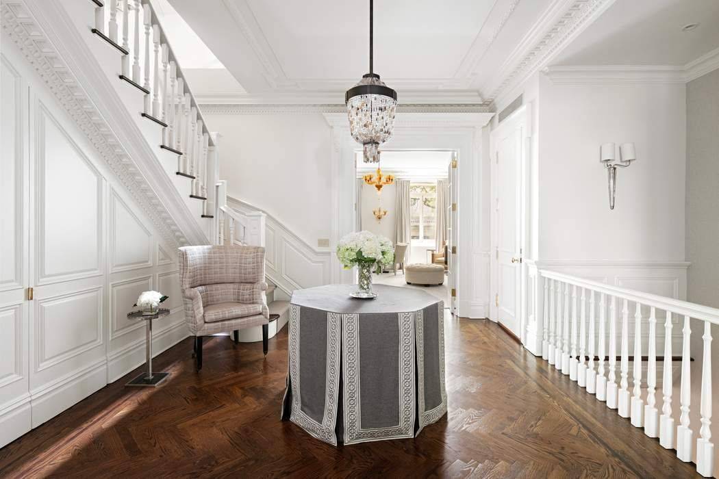 7 East 80th Street is ideally situated just off of Fifth Avenue on one of the most desirable residential blocks in the heart of the Upper East Side.