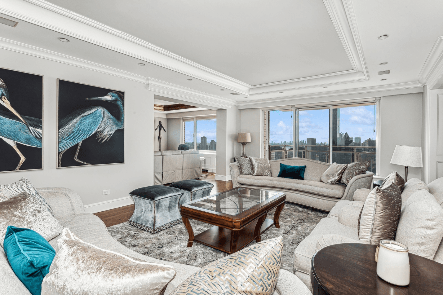 Perched on the 45th floor of the Excelsior, this property offers spectacular views of the iconic New York City skyline from every room and an over sized balcony to enjoy ...