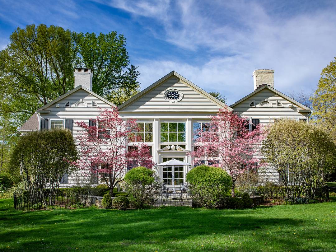 Enjoy estate living with the convenience and ease of a shared community.