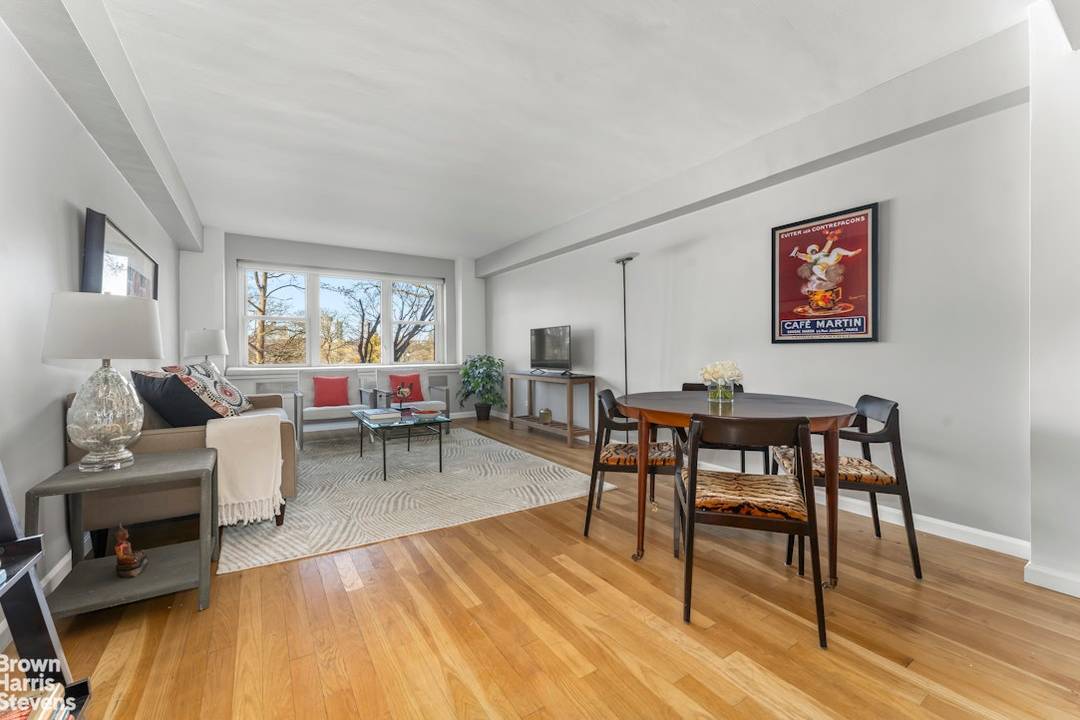 Renovated 2nd Floor 2BD Facing Riverside Park !