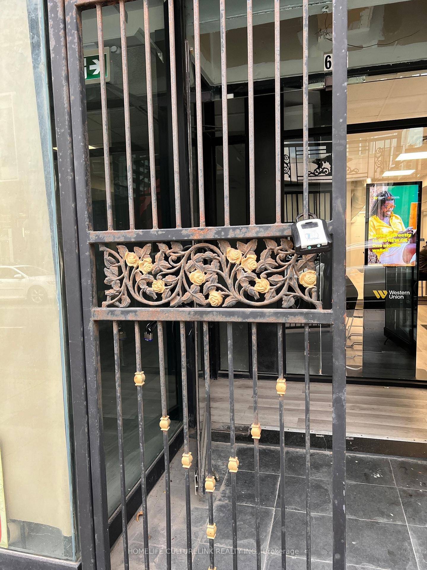 1017 sqft retail store on busy part of Yonge St.