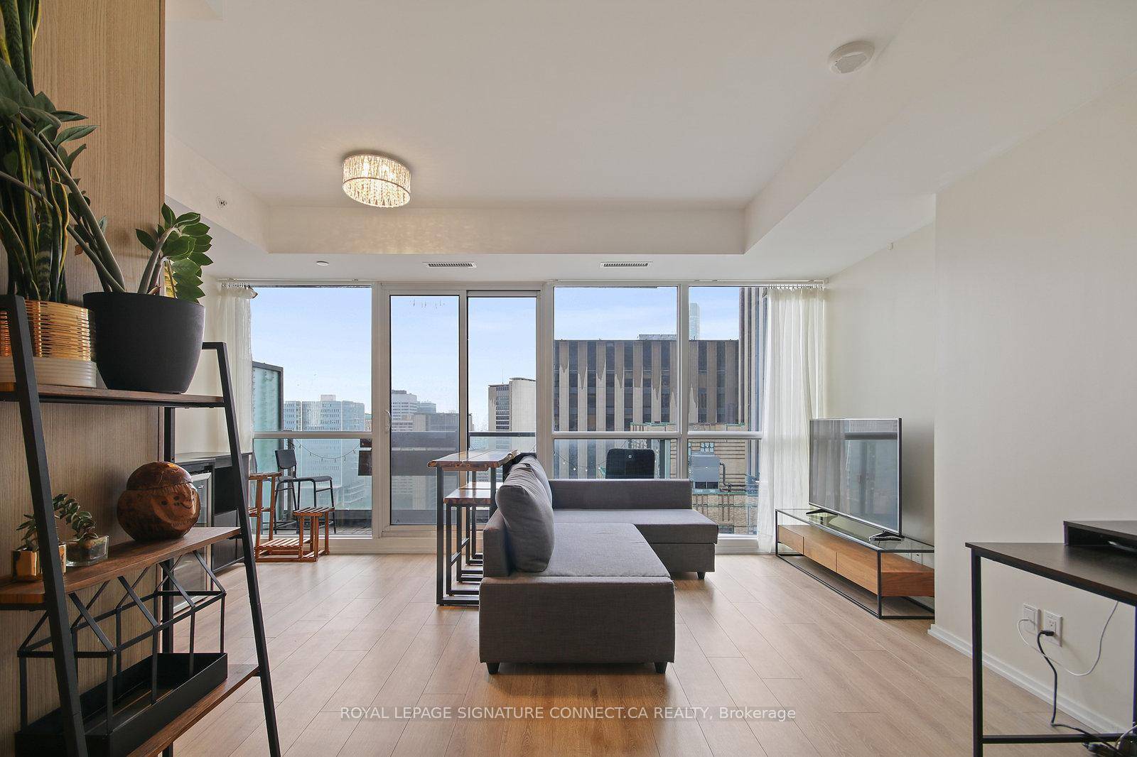 Welcome to the prestigious INDX Condo, ideally located in the heart of Toronto's Financial District.