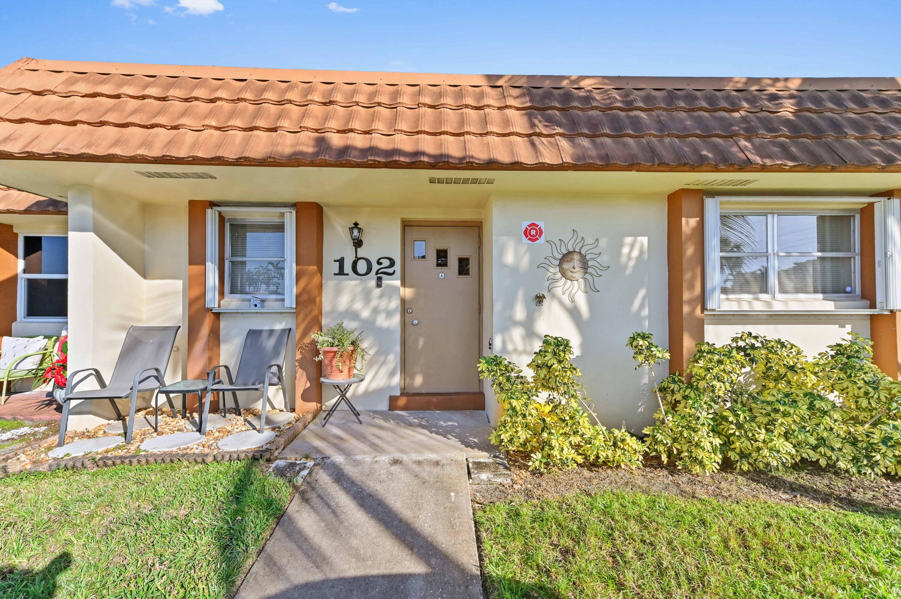 Welcome to this charming 2 bedroom, 2 bathroom villa located in the desirable 55 community of Cresthaven Townhomes in West Palm Beach, FL.