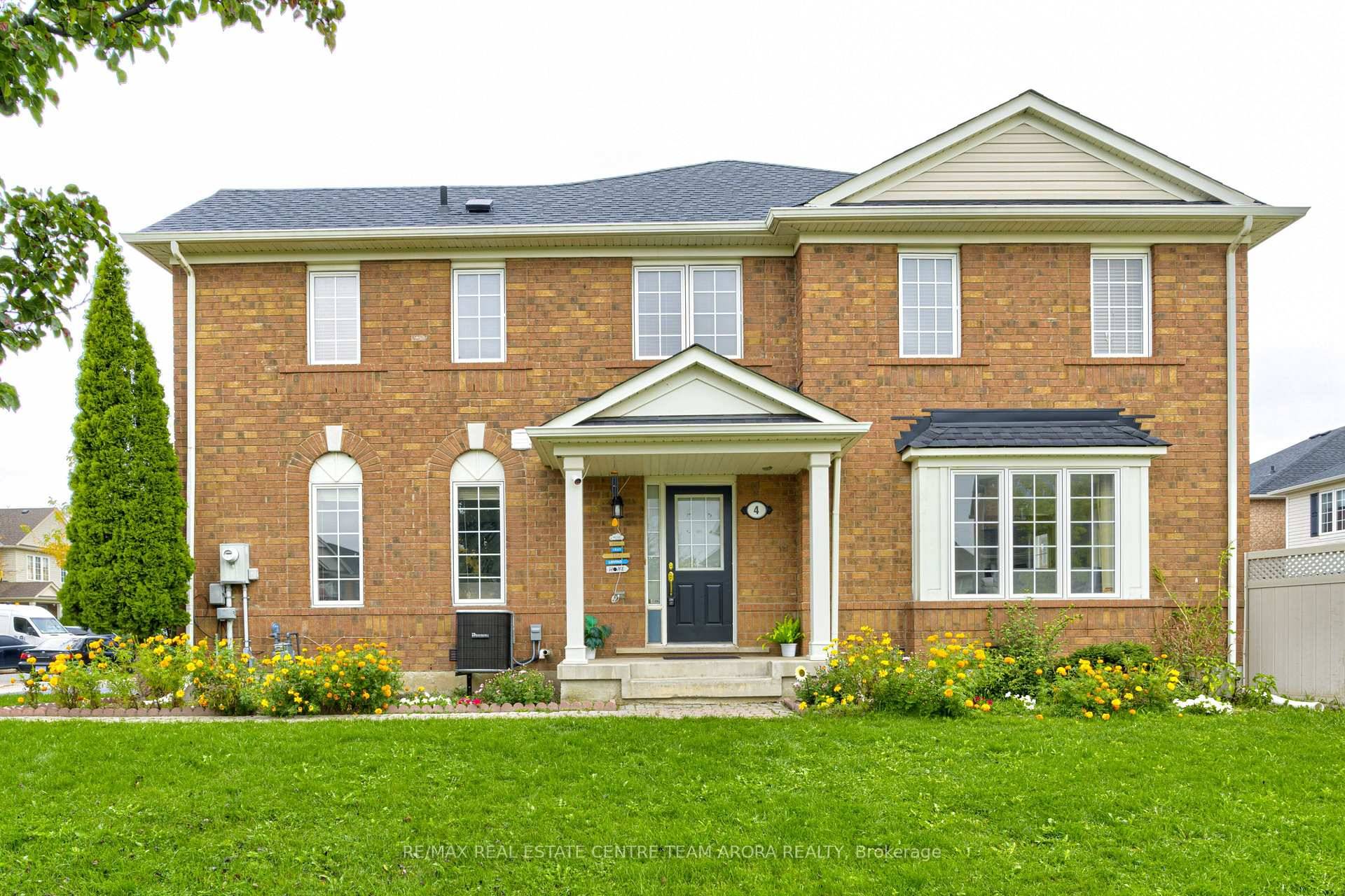 LEGAL BASEMENT APARTMENT Welcome to this stunning 4 2 bedroom semi detached home situated in an east facing corner lot in the highly sought after Credit Valley community of Brampton ...
