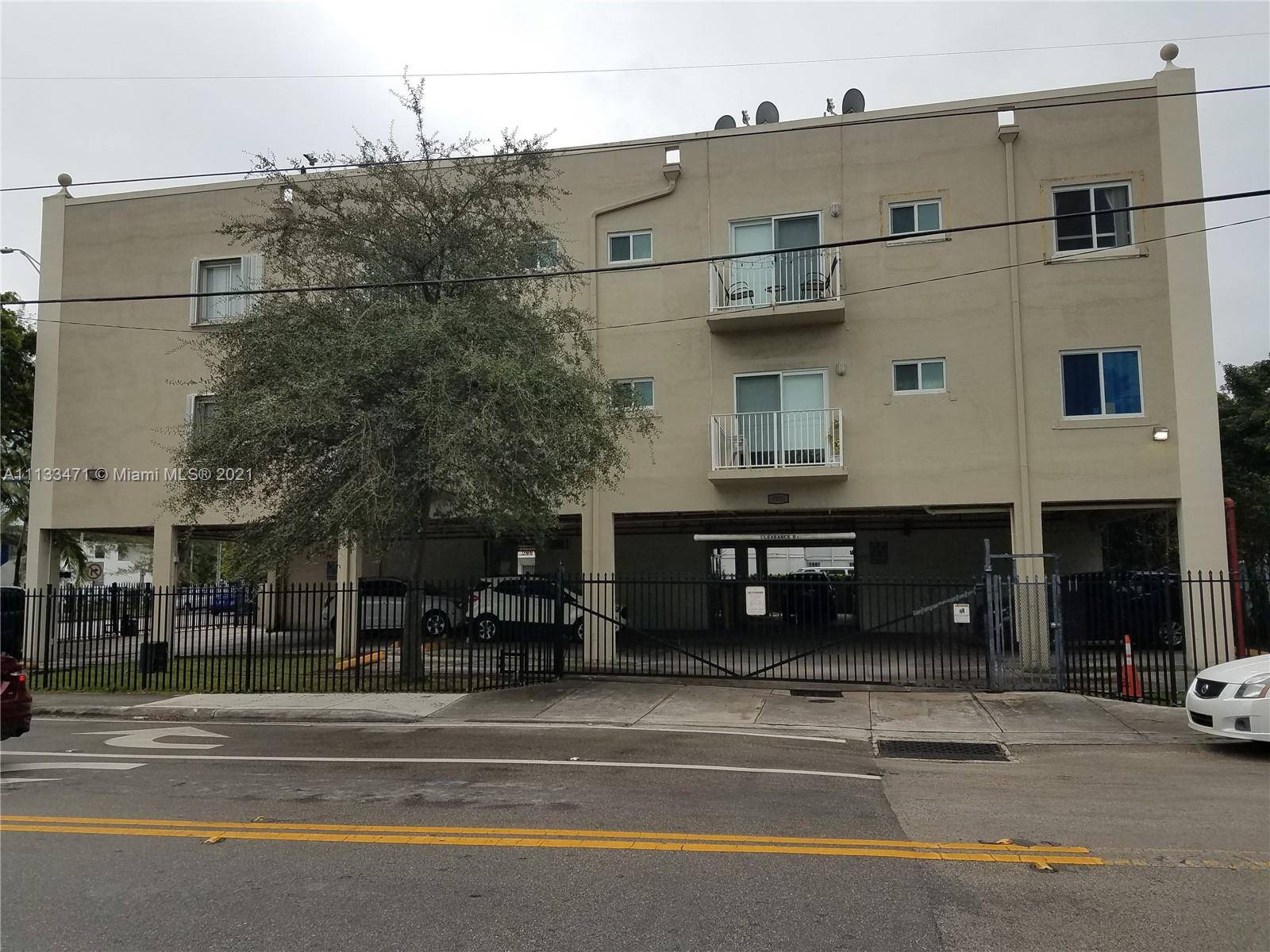 Great location minutes to the Airport and Downtown.