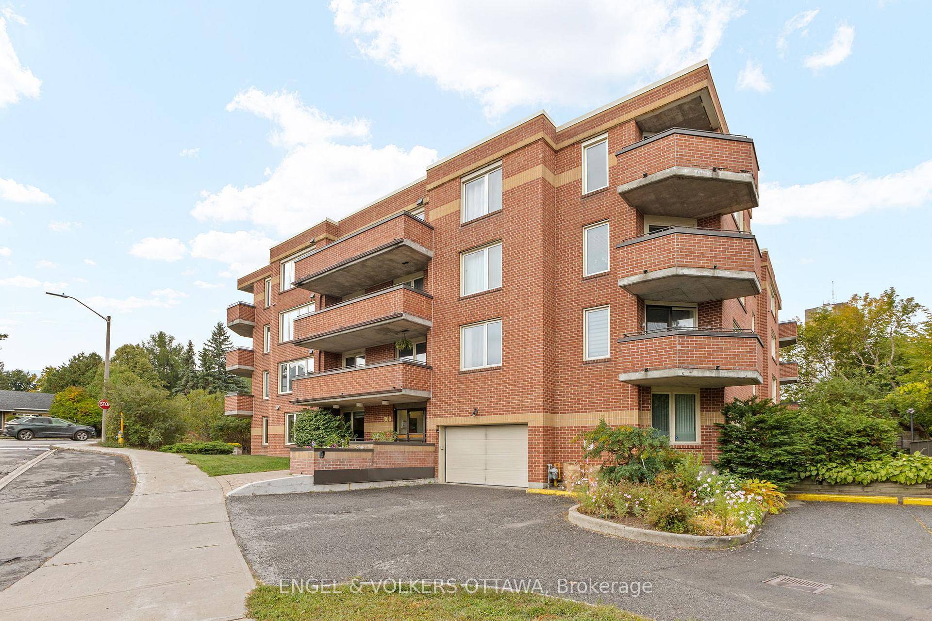 This walkout 2 bedroom, 1 bathroom unit offers nearly 1, 000 sq.
