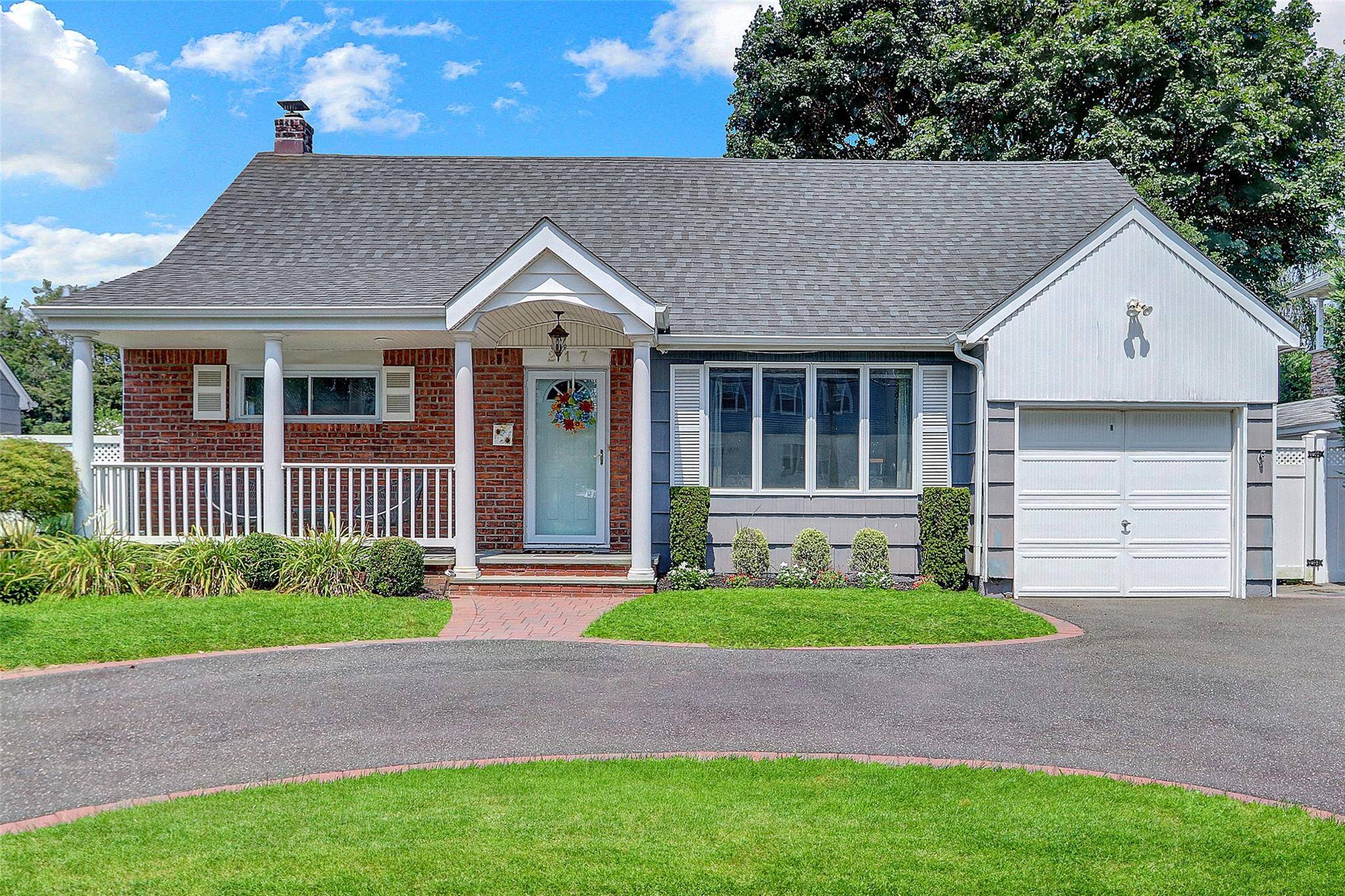Beautiful and spacious expanded cape in the heart of Merrick.