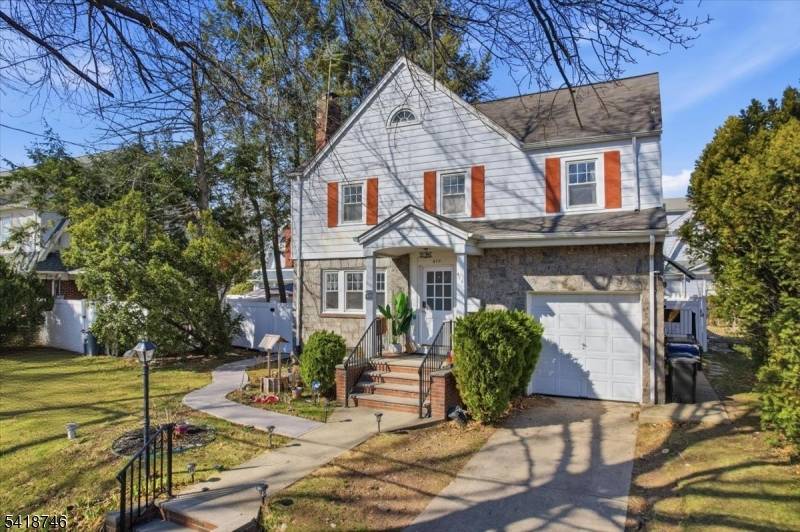 Turn Key Eastside Beauty Near Eastside Park !