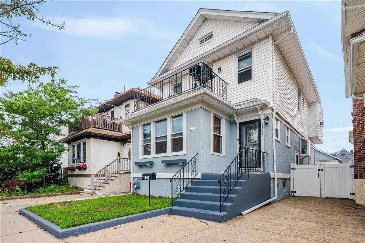 Welcome to this fabulous 2 bedroom apartment in the highly sought after Westholme section of Long Beach !