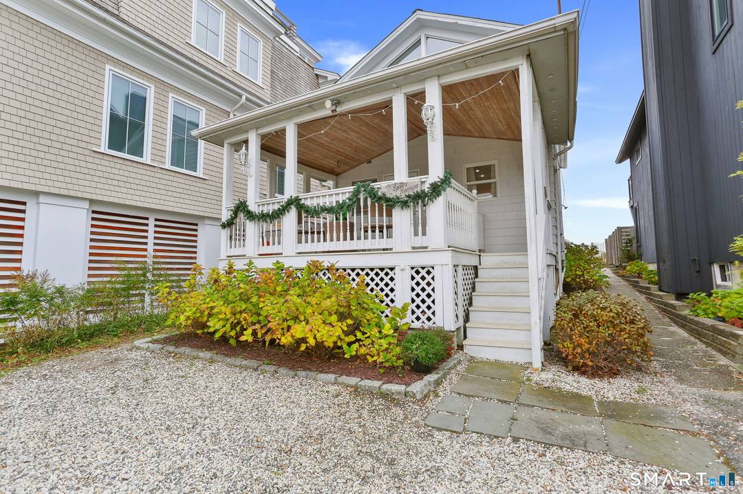 Spend a fun and relaxing summer ON the beach in Fairfield !