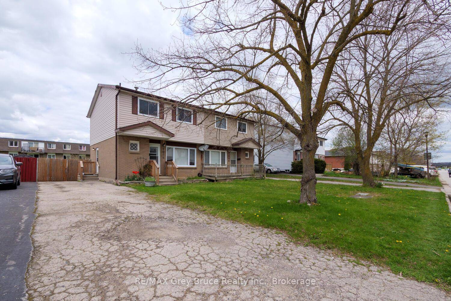 WELCOME HOME ! This semi detached home, ideally located behind Shoppers Drug mart on the East side of town, offers easy access to a variety of amenities, including the hospital, ...
