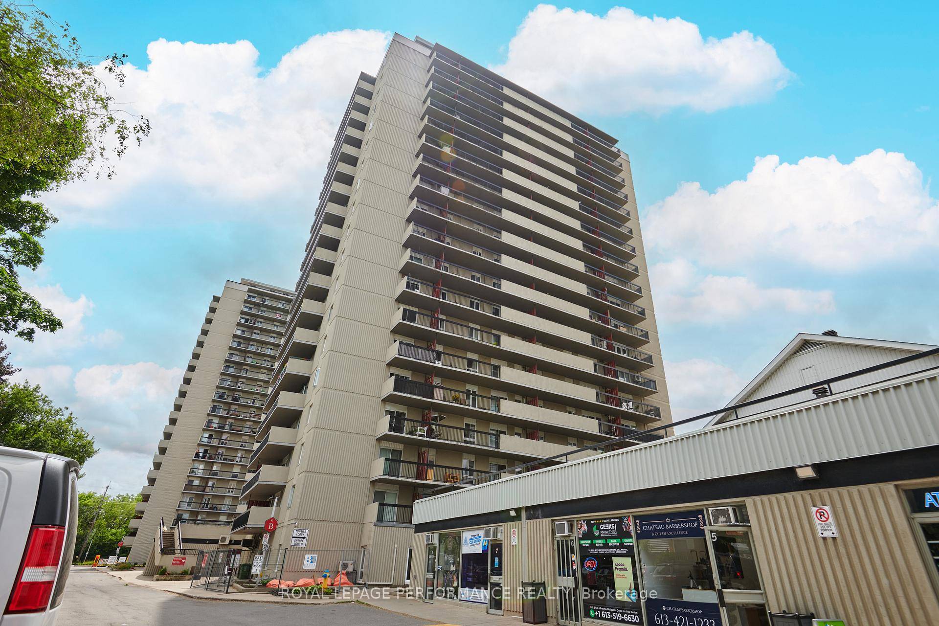 Spacious, freshly painted 2 bedroom condo perfect for the 1st time buyer, downsizer or investor !