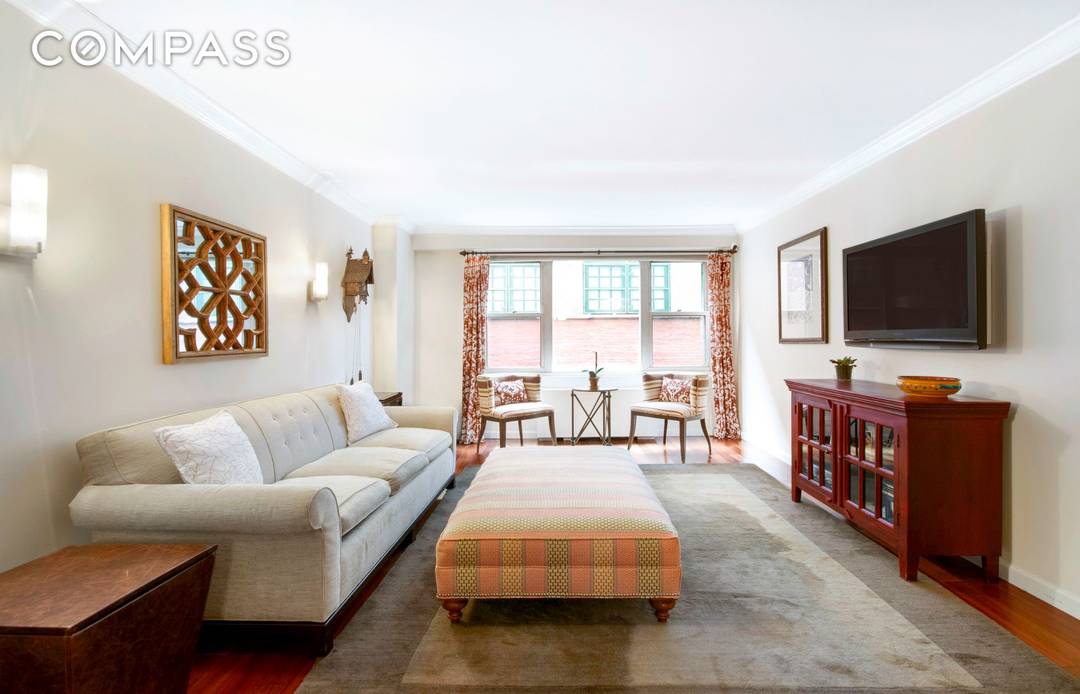 This sunlit, south facing one bedroom, one bath gem on the Upper East Side effortlessly combines elegance, comfort, and modern convenience.