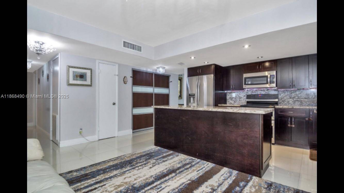 4 bedroom apartment in Villa Dorada for Sale for 350, 000, Available with current renter 3, 000 rent.