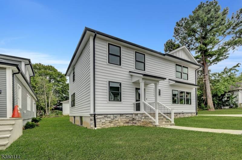 This brand new 2025 built home offers 4 bedrooms and 4 full bathrooms, perfectly designed for modern luxury living.