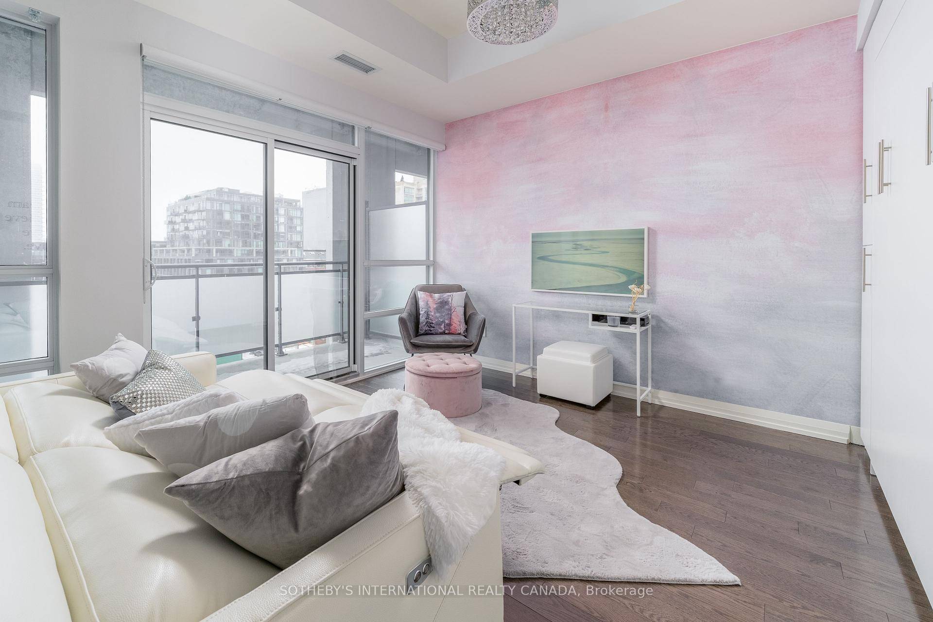 Incredible fully furnished executive unit with high quality furniture !