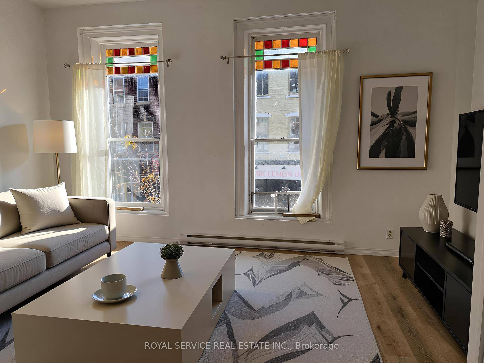 This is a really pretty, clean, bright, downtown apartment located above a hair salon.