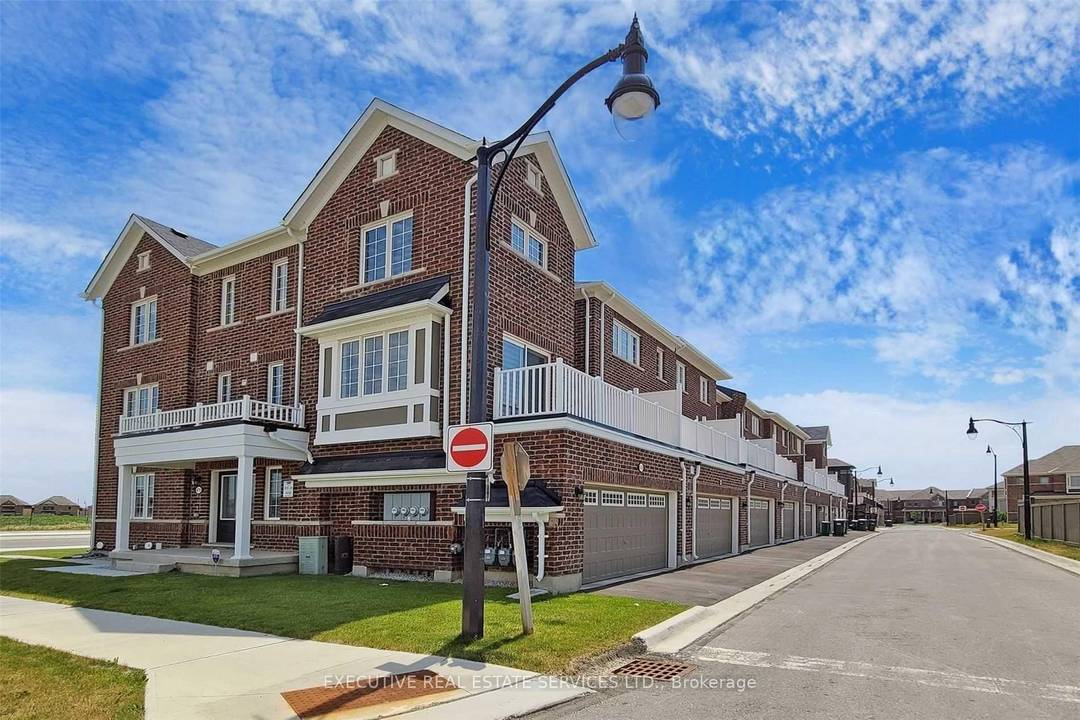 Immaculately Maintained 3 Bedroom Townhome Available for Rent !