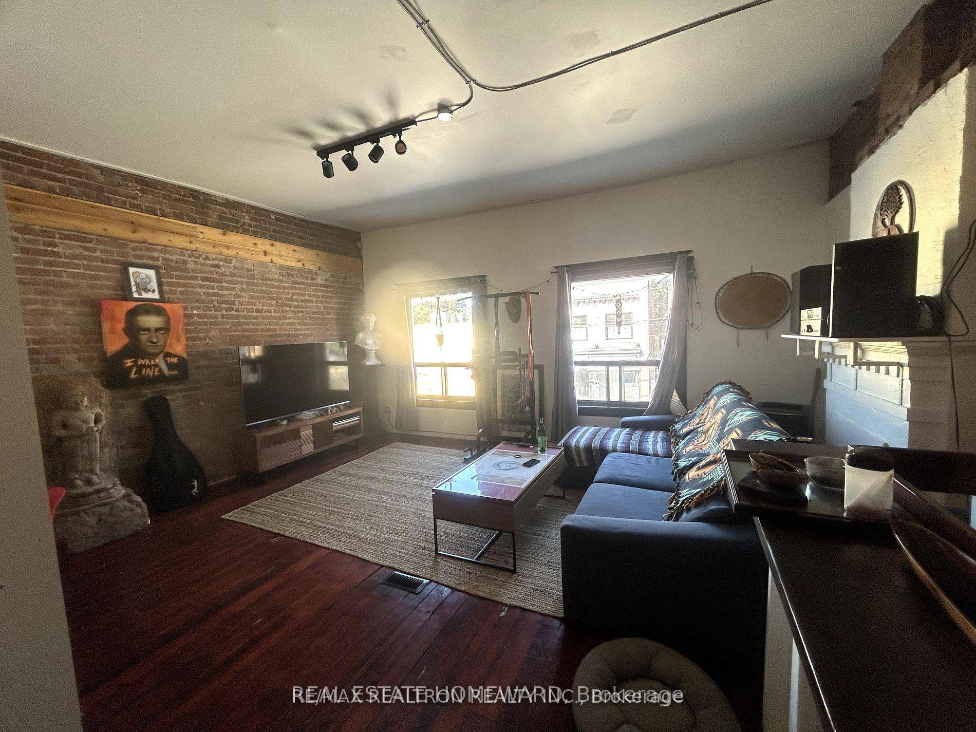 Avail Nov 1 ! Stunning Loft Style 2 bedroom on Gerrard East, located above an Art Store.