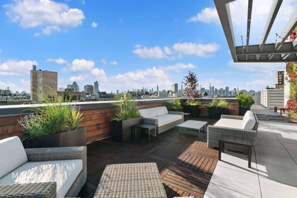 THE NORTHOn Williamsburg s ultra chic Northside, where design, fashion, art, cultural and culinary brilliance converge, an elegant new condominium has arrived at the doorstep of McCarren Park.