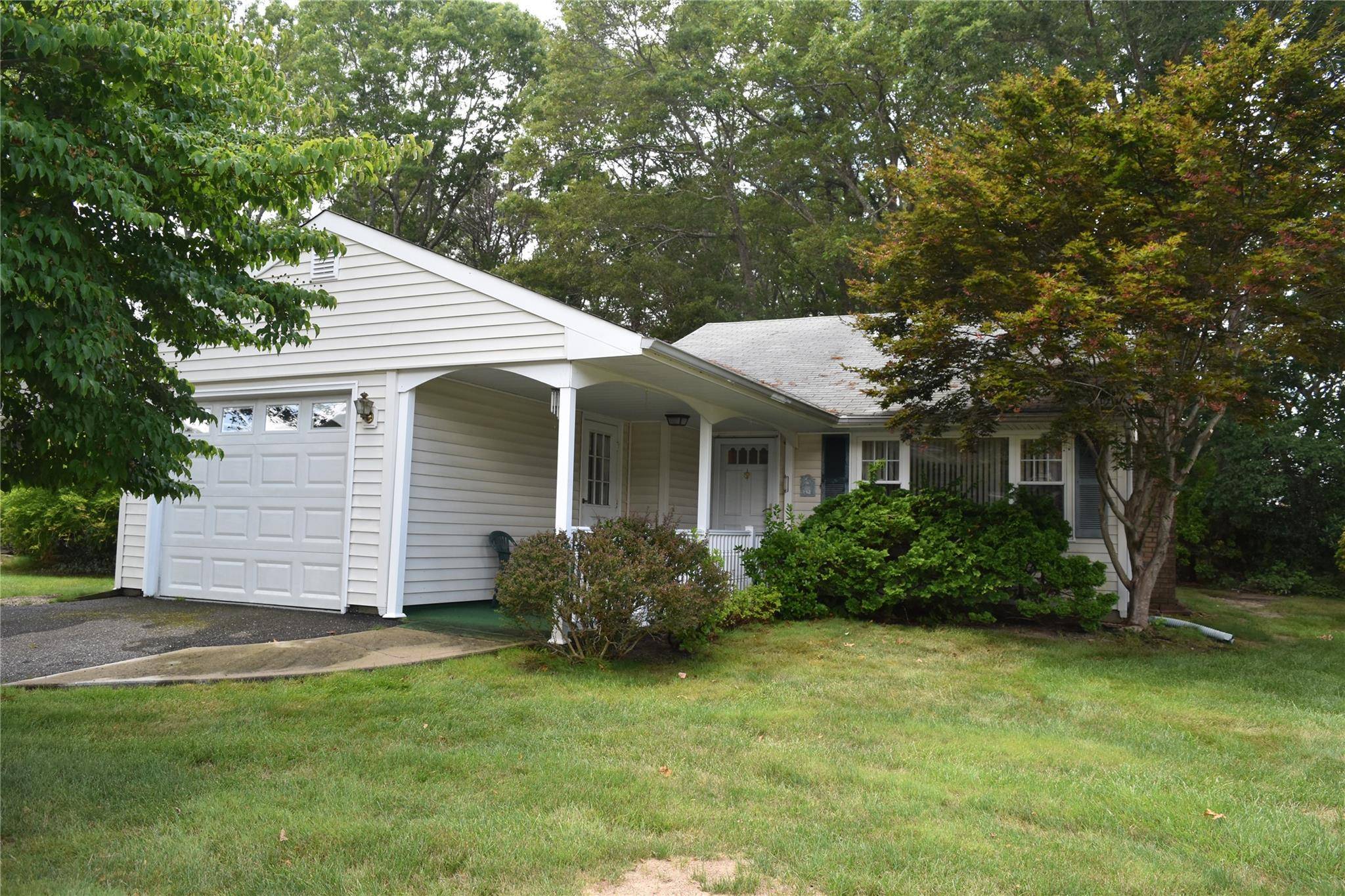 Located in a 55 community, this comfortable East Hampton model offers a bright, spacious layout.
