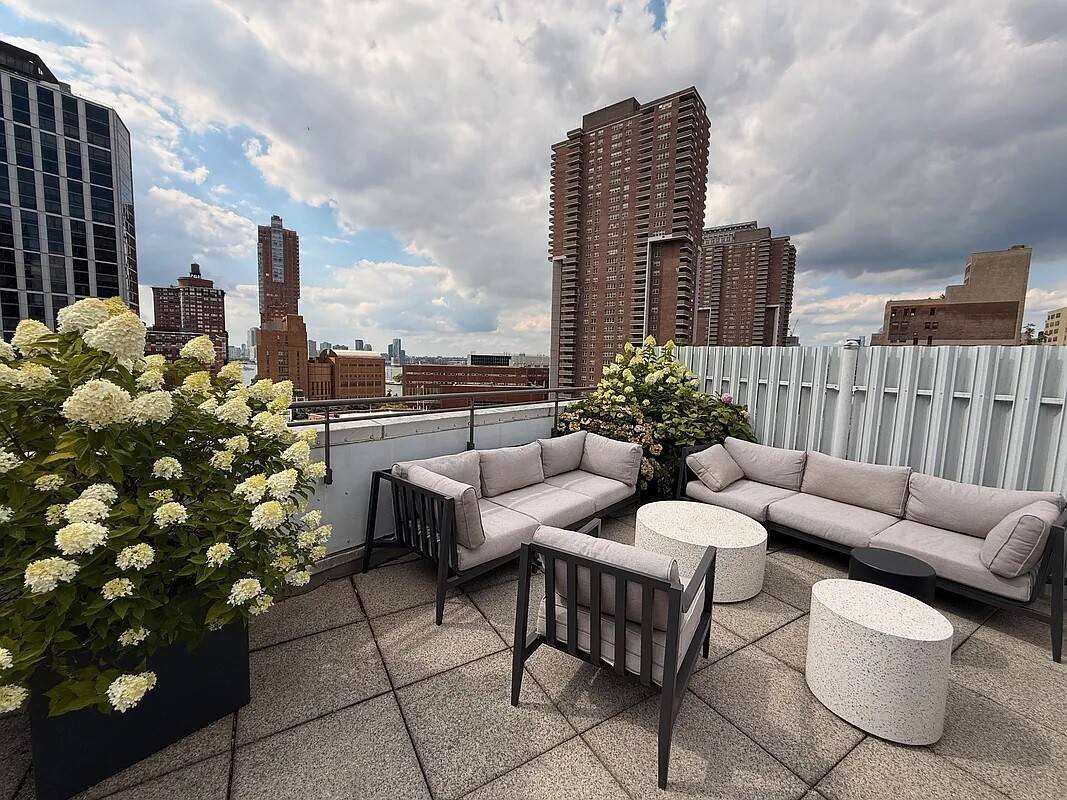 Welcome to the perfect studio located in The Tribeca Condominium in Tribeca with a wall of oversized windows looking out at Washington Market Park and beyond to the Hudson River.