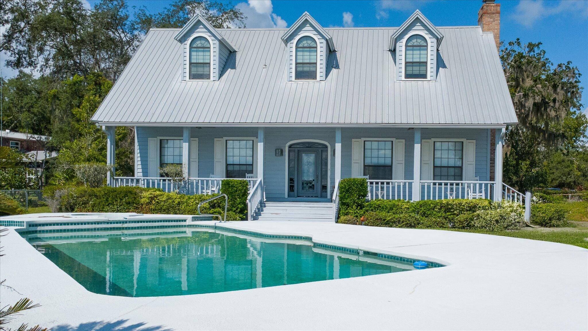 Welcome to your riverfront retreat !