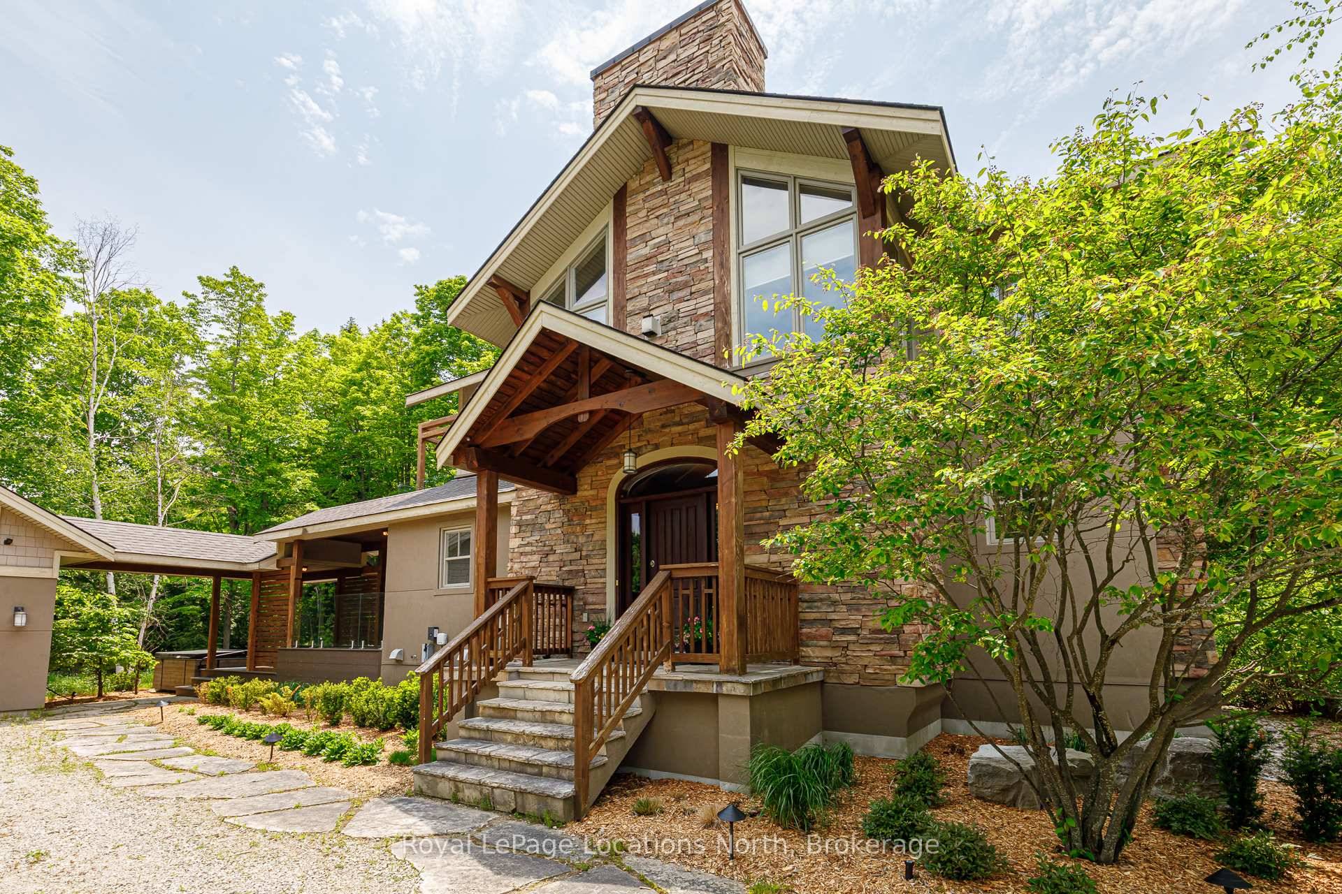 Beautiful, spacious chalet in prestigious Nipissing Ridge near Alpine amp ; Craigleith ski clubs amp ; Blue Mountain's year round activities inc skiing, golf, trails, shopping, dining, amp ; more ...