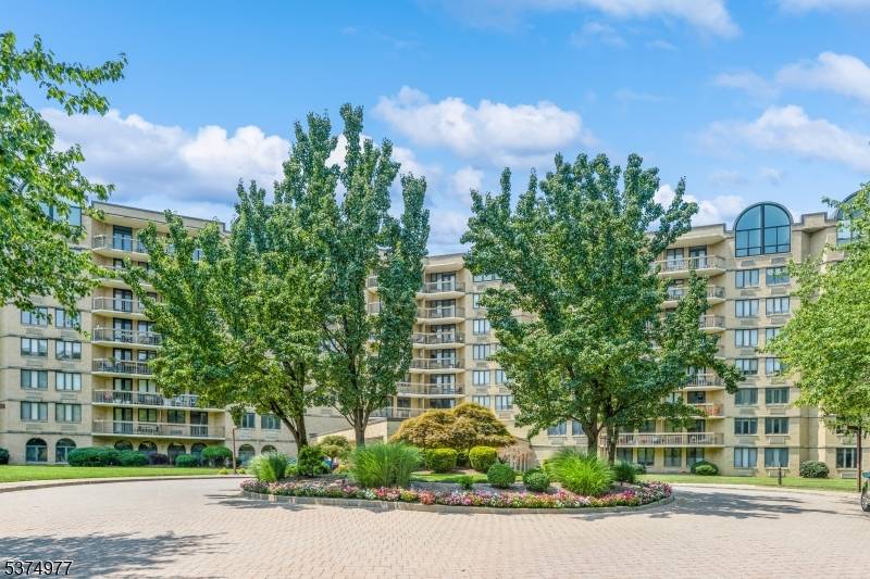 Welcome to Crown View Manor a lifestyle of luxury living with premium amenities including secure gated entry, valet parking and 24 hr concierge.