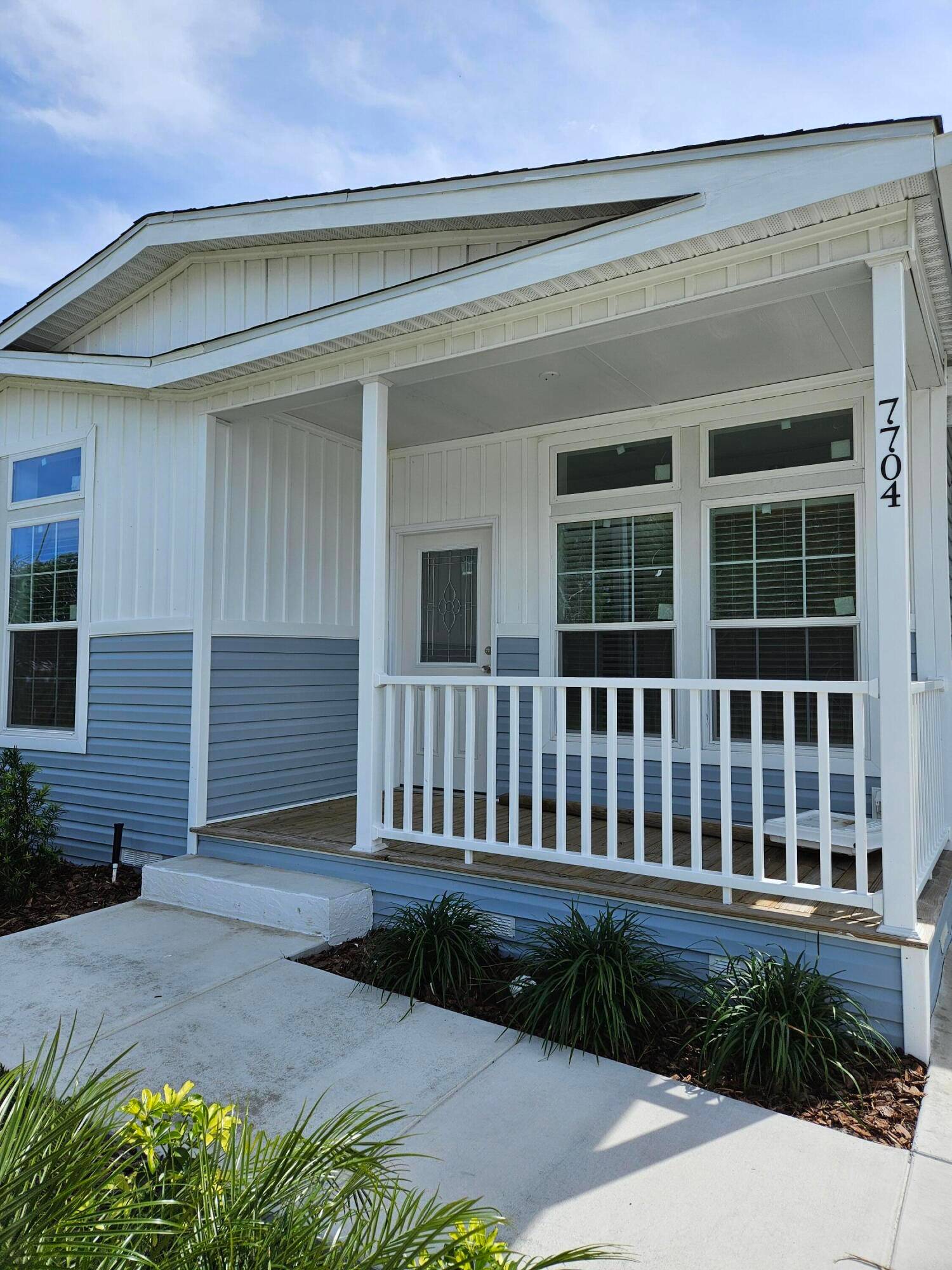 A newer designed 2023 Homes of Merit with 10' ceilings, 2 beds 1 den, white kitchen cabinets and glass fronted cabinets, pot filler, large island give you modern conveniences to ...