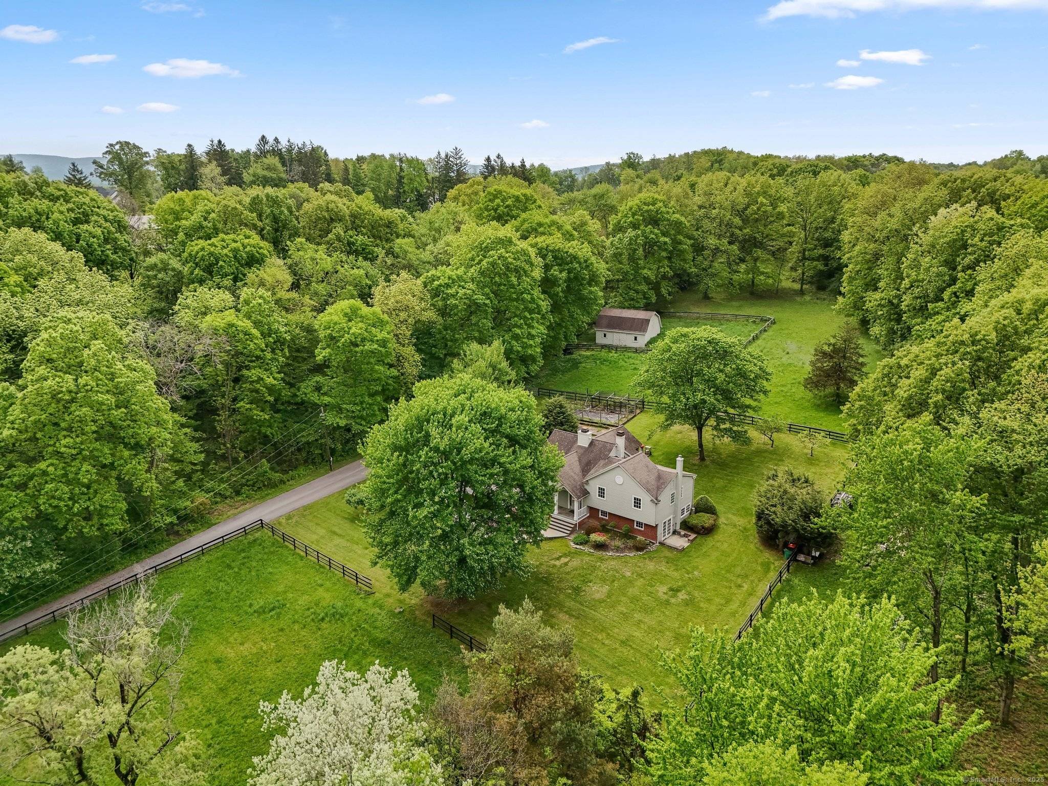 Private country retreat with panoramic mountain views on a 5.