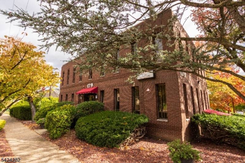 Prime professional office building in the highly desirable Ridgewood market.