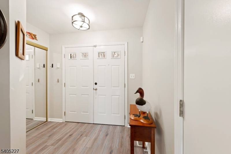 Welcome home to desirable Seasons Glen.